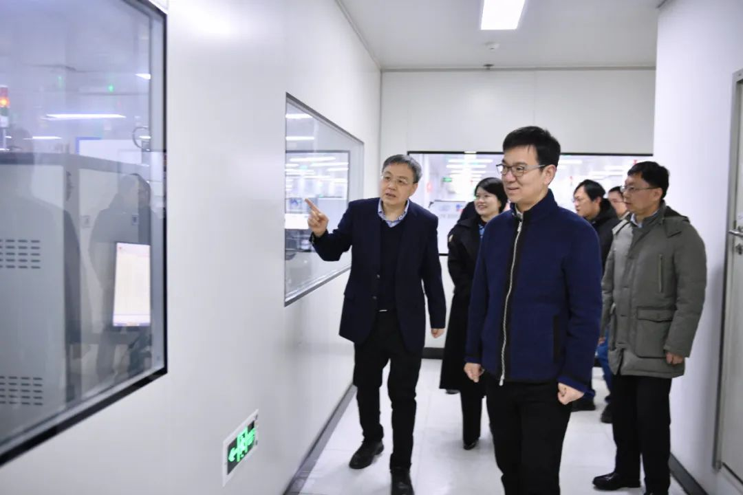 滨江区委书记章登峰走访慰问士兰微春节坚守岗位的一线干部职工